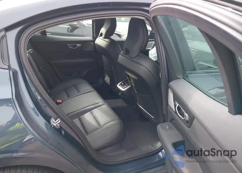 2024 Volvo S60 B5 Ultimate Dark Theme z USA, uszkodzony, nr VIN 7JRL12TM3RG282872